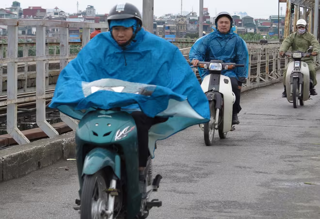 Người Hà Nội co ro trong gió rét mùa đông ảnh 8 Người Hà Nội co ro trong gió rét mùa đông ảnh 8
