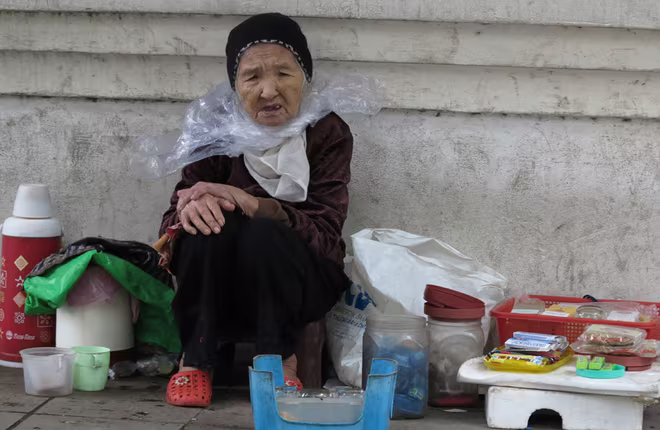 Người Hà Nội co ro trong gió rét mùa đông ảnh 5 Người Hà Nội co ro trong gió rét mùa đông ảnh 5