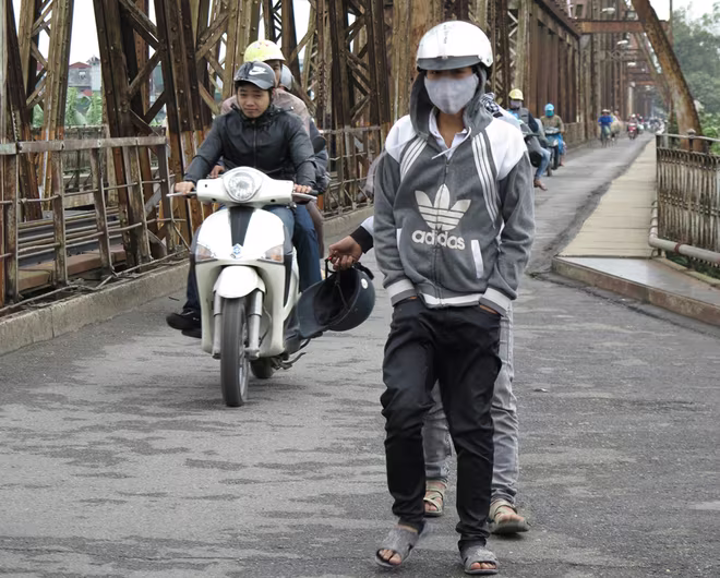 Người Hà Nội co ro trong gió rét mùa đông ảnh 10 Người Hà Nội co ro trong gió rét mùa đông ảnh 10