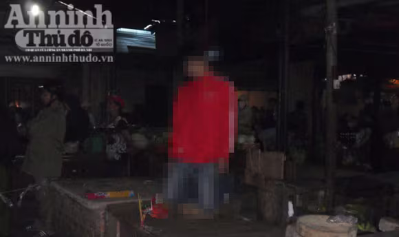 Phát hiện một thanh niên treo cổ tự tử giữa chợ ảnh 1 Phát hiện một thanh niên treo cổ tự tử giữa chợ ảnh 1