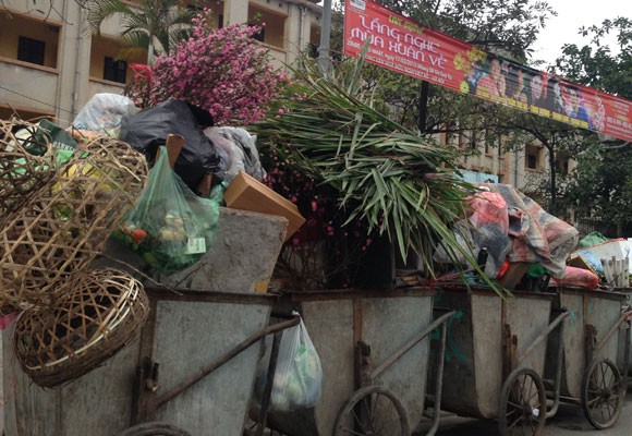 Xe chở rác ngập ngụa...hoa đào ảnh 10 Xe chở rác ngập ngụa...hoa đào ảnh 10