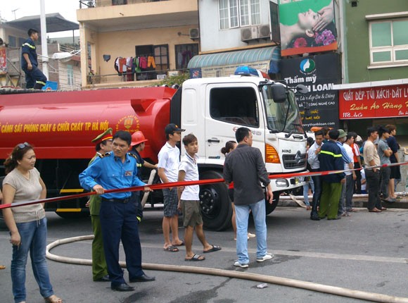 HN: Cháy lớn tại cửa hàng chăn-ga-gối, 112 Âu Cơ ảnh 4 HN: Cháy lớn tại cửa hàng chăn-ga-gối, 112 Âu Cơ ảnh 4