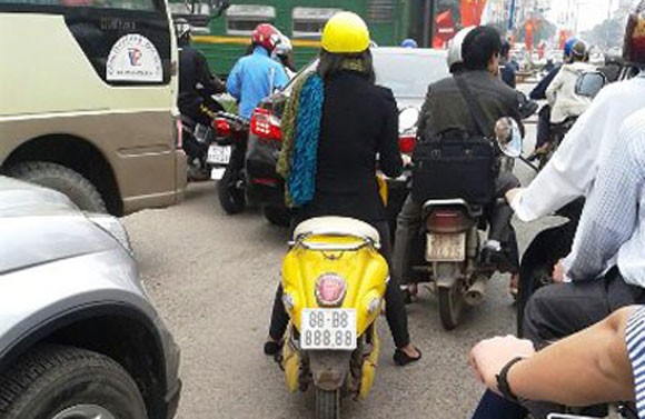 HN: Thiếu nữ đi xe biển "siêu khủng", toàn số 8 ảnh 2 HN: Thiếu nữ đi xe biển "siêu khủng", toàn số 8 ảnh 2