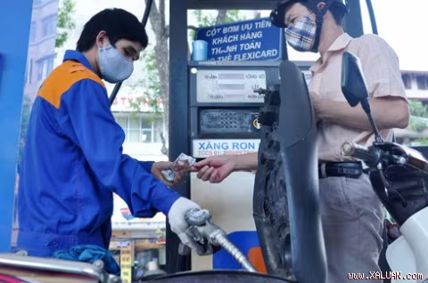 Xăng tăng giá kỷ lục lên 24.580 đồng một lít ảnh 1 Xăng tăng giá kỷ lục lên 24.580 đồng một lít ảnh 1