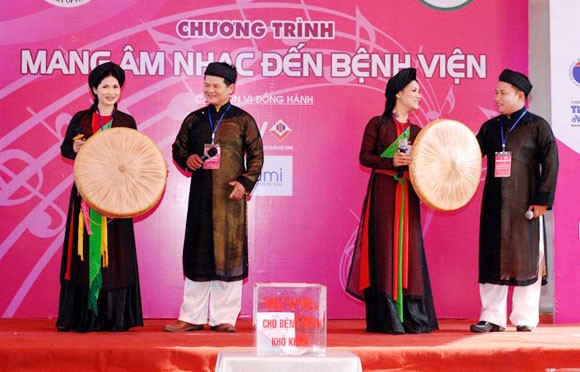 Ngọc Khuê rơi nước mắt bên những bệnh nhân, chiến sĩ tài hoa ảnh 1 Ngọc Khuê rơi nước mắt bên những bệnh nhân, chiến sĩ tài hoa ảnh 1