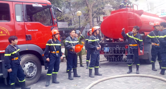 Hà Nội: Cháy lớn tại giảng đường cao tầng, ĐH Ngoại thương ảnh 4 Hà Nội: Cháy lớn tại giảng đường cao tầng, ĐH Ngoại thương ảnh 4