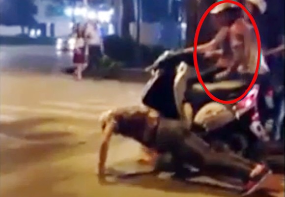 Vừa chờ đèn đỏ vừa..."hít đất", nam thanh niên bị cướp xe máy? ảnh 1 Vừa chờ đèn đỏ vừa..."hít đất", nam thanh niên bị cướp xe máy? ảnh 1