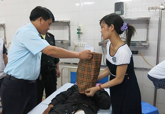 Giám đốc CATP Hà Nội ân cần thăm hỏi chiến sỹ bị thương trong khi làm nhiệm vụ ảnh 2 Giám đốc CATP Hà Nội ân cần thăm hỏi chiến sỹ bị thương trong khi làm nhiệm vụ ảnh 2