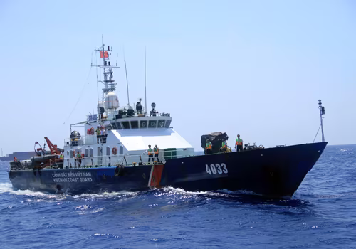 Thuyền trưởng tàu CSB4033 nhận huy hiệu "Tuổi trẻ dũng cảm" ảnh 2