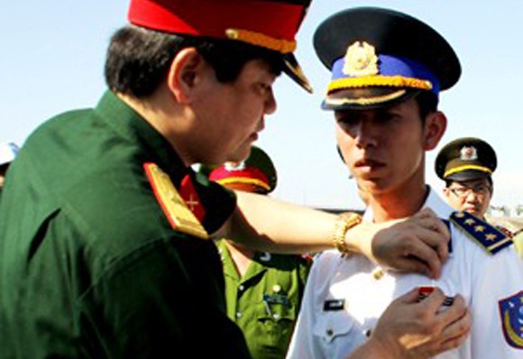 Thuyền trưởng tàu CSB4033 nhận huy hiệu "Tuổi trẻ dũng cảm" ảnh 1 Thuyền trưởng tàu CSB4033 nhận huy hiệu "Tuổi trẻ dũng cảm" ảnh 1