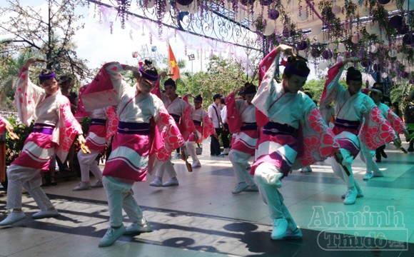 Nóng 40°C, giới trẻ Hà Nội vẫn váy áo lòa xòa, hào hứng Cosplay ảnh 1 Nóng 40°C, giới trẻ Hà Nội vẫn váy áo lòa xòa, hào hứng Cosplay ảnh 1