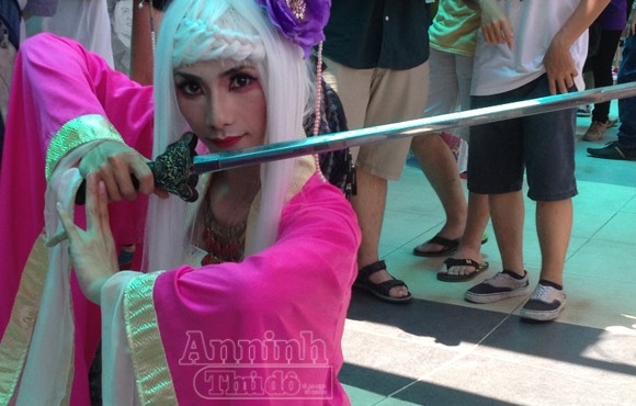Nóng 40°C, giới trẻ Hà Nội vẫn váy áo lòa xòa, hào hứng Cosplay ảnh 8 Nóng 40°C, giới trẻ Hà Nội vẫn váy áo lòa xòa, hào hứng Cosplay ảnh 8
