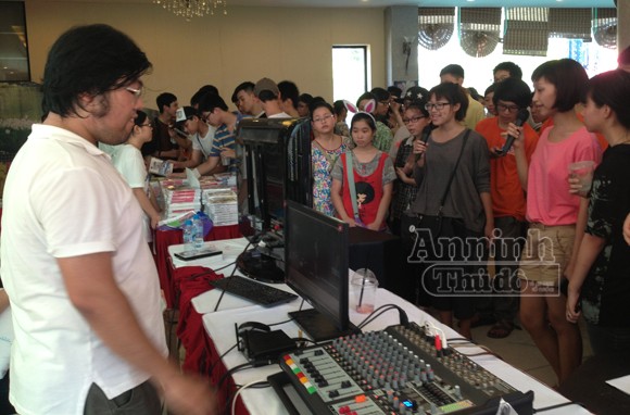 Nóng 40°C, giới trẻ Hà Nội vẫn váy áo lòa xòa, hào hứng Cosplay ảnh 15 Nóng 40°C, giới trẻ Hà Nội vẫn váy áo lòa xòa, hào hứng Cosplay ảnh 15