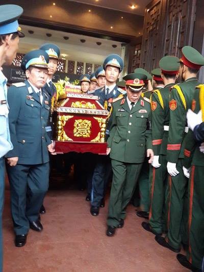 Mưa hoà nước mắt tiễn đưa 18 cán bộ, chiến sĩ hy sinh vụ trực thăng Mi-171 gặp nạn ảnh 25 Mưa hoà nước mắt tiễn đưa 18 cán bộ, chiến sĩ hy sinh vụ trực thăng Mi-171 gặp nạn ảnh 25
