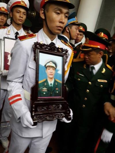Mưa hoà nước mắt tiễn đưa 18 cán bộ, chiến sĩ hy sinh vụ trực thăng Mi-171 gặp nạn ảnh 24 Mưa hoà nước mắt tiễn đưa 18 cán bộ, chiến sĩ hy sinh vụ trực thăng Mi-171 gặp nạn ảnh 24