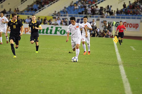 U19 Việt Nam (áo trắng) nhập cuộc chủ động. Ảnh: SN U19 Việt Nam (áo trắng) nhập cuộc chủ động. Ảnh: SN