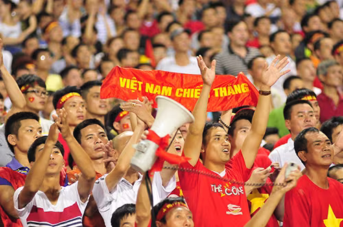 CĐV Việt Nam cổ vũ nhiệt tình cho đội chủ nhà. Ảnh: SN CĐV Việt Nam cổ vũ nhiệt tình cho đội chủ nhà. Ảnh: SN