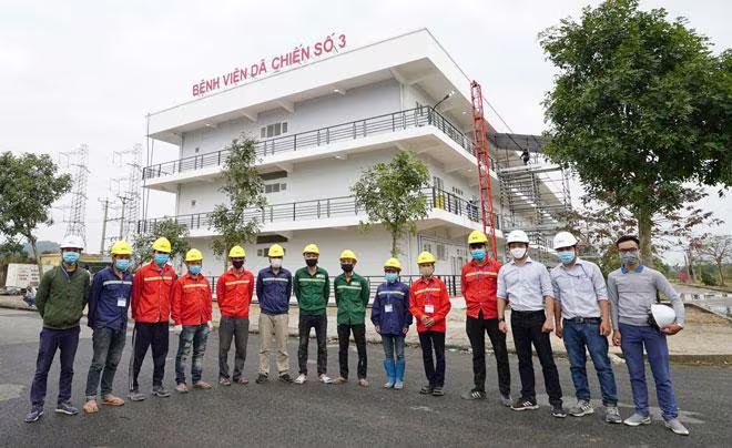 Một phần đội ngũ kỹ sư, cán bộ, công nhân viên tham gia xây dựng, cải tạo bệnh viện dã chiến số 3 Một phần đội ngũ kỹ sư, cán bộ, công nhân viên tham gia xây dựng, cải tạo bệnh viện dã chiến số 3