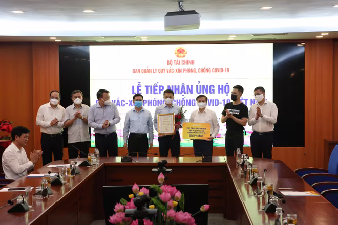 Lễ tiếp nhận khoản tiền ủng hộ lớn từ Tập đoàn Sun Group tới Quỹ vắc-xin phòng chống Covid-19 Lễ tiếp nhận khoản tiền ủng hộ lớn từ Tập đoàn Sun Group tới Quỹ vắc-xin phòng chống Covid-19