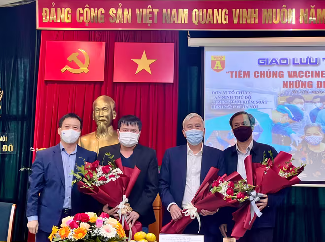 Tổng biên tập ANTĐ Nguyễn Thanh Bình (bìa trái) tặng hoa các khách mời tham gia giao lưu trực tuyến Tổng biên tập ANTĐ Nguyễn Thanh Bình (bìa trái) tặng hoa các khách mời tham gia giao lưu trực tuyến