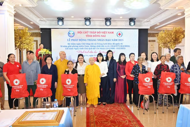 Bà Nguyễn Thu Thủy- Phó Giám đốc Vedan Việt Nam(thứ 6 trái qua) đồng hành Hội CTĐ tỉnh Đồng Nai tặng quà cho bà con có hoàn cảnh khó khăn Bà Nguyễn Thu Thủy- Phó Giám đốc Vedan Việt Nam(thứ 6 trái qua) đồng hành Hội CTĐ tỉnh Đồng Nai tặng quà cho bà con có hoàn cảnh khó khăn