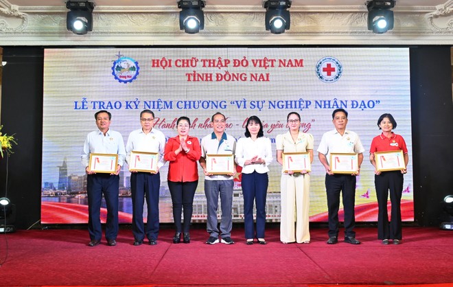 Ông Ni Chih Hao – Tổng Giám đốc Vedan Việt Nam (thứ 2 trái qua) vinh dự nhận kỷ niệm chương “Vì sự nghiệp nhân đạo” do BCH Trung ương Hội CTĐ Việt Nam trao tặng