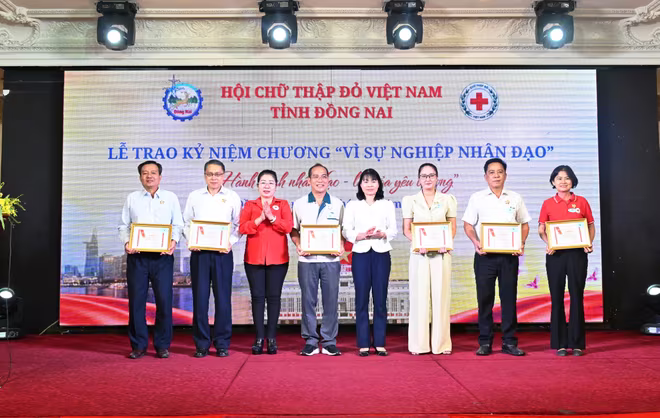 Ông Ni Chih Hao – Tổng Giám đốc Vedan Việt Nam (thứ 2 trái qua) vinh dự nhận kỷ niệm chương “Vì sự nghiệp nhân đạo” do BCH Trung ương Hội CTĐ Việt Nam trao tặng Ông Ni Chih Hao – Tổng Giám đốc Vedan Việt Nam (thứ 2 trái qua) vinh dự nhận kỷ niệm chương “Vì sự nghiệp nhân đạo” do BCH Trung ương Hội CTĐ Việt Nam trao tặng
