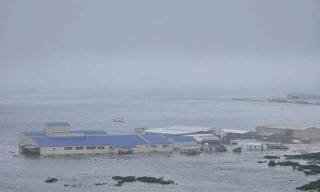 Thị trấn cảng Severo-Kurilsk, Nga bị ngập do sóng thần.