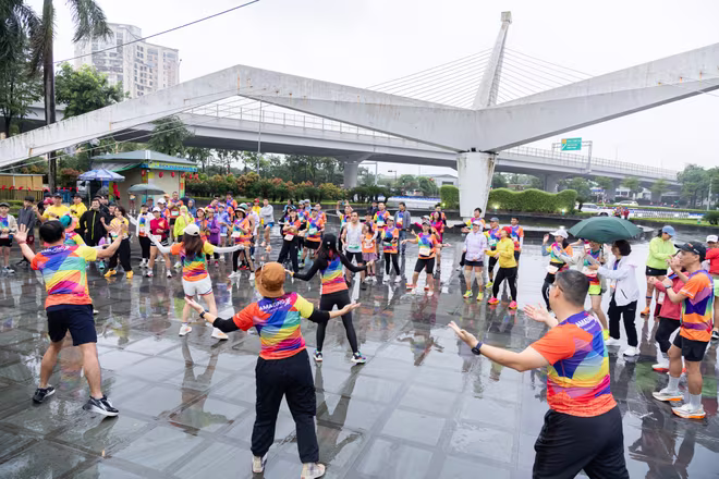 Các VĐV khởi động trước khi tranh tài Các VĐV khởi động trước khi tranh tài