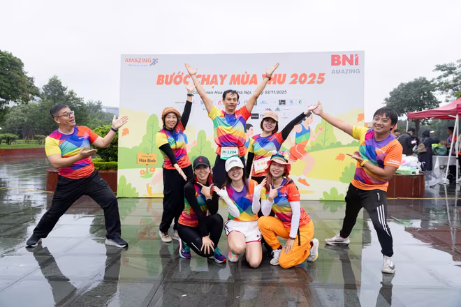 Tiết mục văn nghệ "cây nhà lá vườn" mở đầu, khuấy động không khí giải chạy Tiết mục văn nghệ "cây nhà lá vườn" mở đầu, khuấy động không khí giải chạy