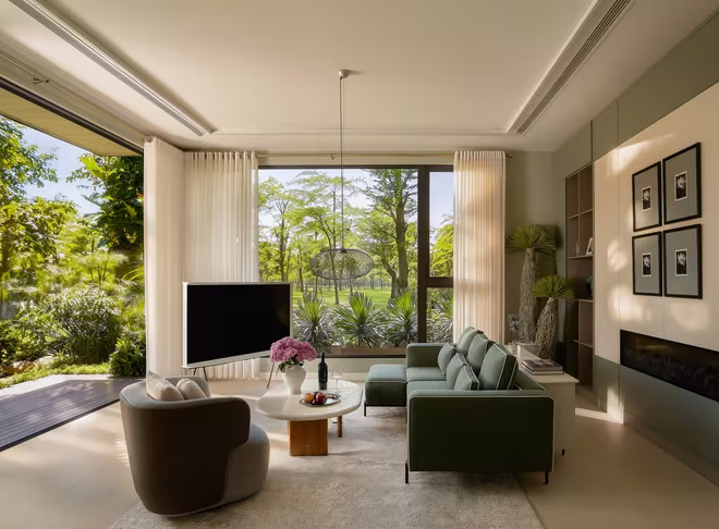 Biệt thự mẫu Retreat Forest đã chính thức khai trương với những mảng kính khổ lớn để tối ưu tầm nhìn ra “túi rừng” Biệt thự mẫu Retreat Forest đã chính thức khai trương với những mảng kính khổ lớn để tối ưu tầm nhìn ra “túi rừng”