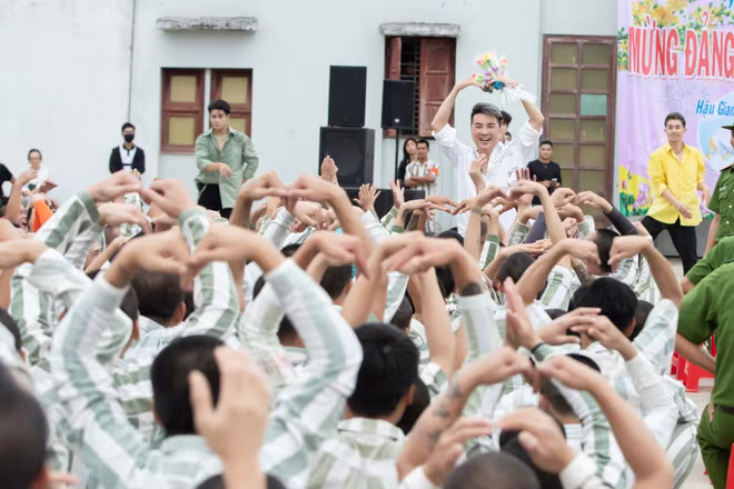 Mỗi độ Xuân về, Đàm Vĩnh Hưng luôn làm "tour" đến thăm các phạm nhân Mỗi độ Xuân về, Đàm Vĩnh Hưng luôn làm "tour" đến thăm các phạm nhân