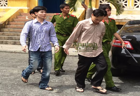 1 đêm 3 lần, ông chủ hiếp dâm tiếp viên mới ảnh 3