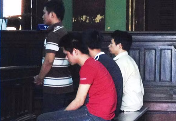 Bênh vợ, anh em trai rủ nhau chém gãy cổ anh đồng hao ảnh 1 Bênh vợ, anh em trai rủ nhau chém gãy cổ anh đồng hao ảnh 1