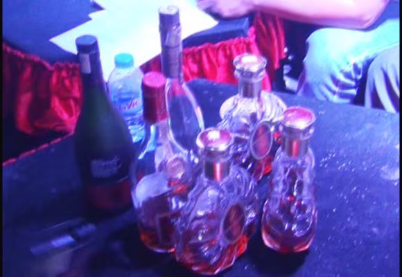 Diễn biến mới nhất vụ đột kích vũ trường 02 Gold Club ảnh 6 Diễn biến mới nhất vụ đột kích vũ trường 02 Gold Club ảnh 6