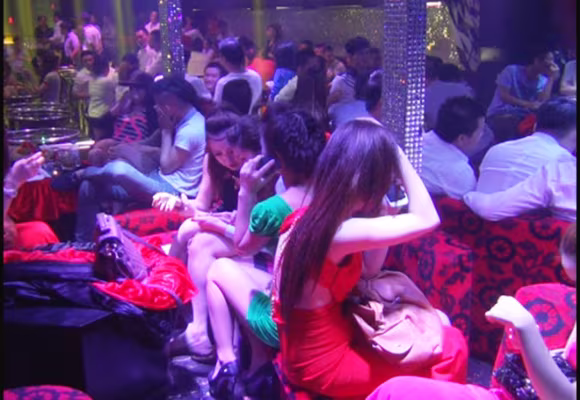 Diễn biến mới nhất vụ đột kích vũ trường 02 Gold Club ảnh 7 Diễn biến mới nhất vụ đột kích vũ trường 02 Gold Club ảnh 7