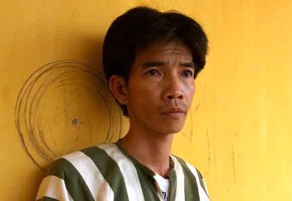Côn đồ đâm ngập dao vào... MBH của công an ảnh 1 Côn đồ đâm ngập dao vào... MBH của công an ảnh 1