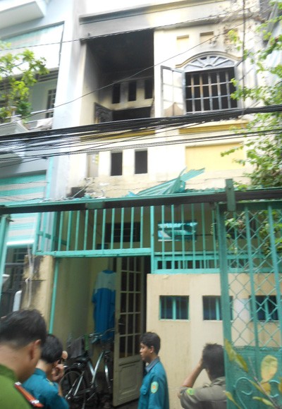 Cháy nổ nhà trong hẻm, hàng trăm người dân hoảng loạn ảnh 1 Cháy nổ nhà trong hẻm, hàng trăm người dân hoảng loạn ảnh 1