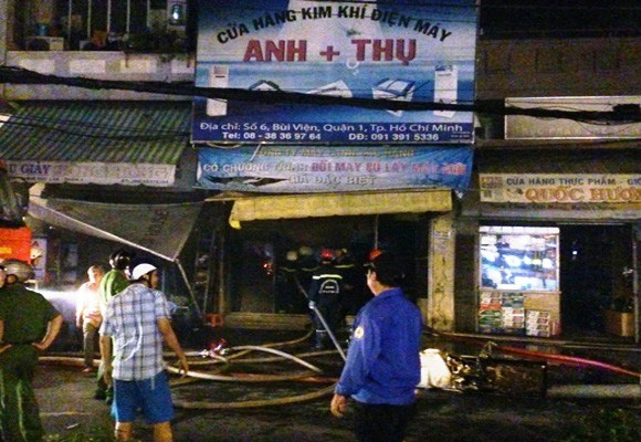 Cháy nổ ở "phố Tây", hàng trăm người hoảng loạn ảnh 1 Cháy nổ ở "phố Tây", hàng trăm người hoảng loạn ảnh 1