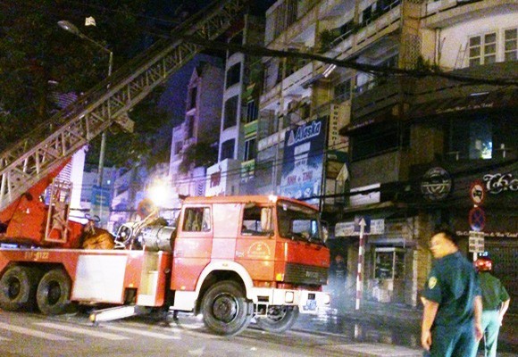 Cháy nổ ở "phố Tây", hàng trăm người hoảng loạn ảnh 3 Cháy nổ ở "phố Tây", hàng trăm người hoảng loạn ảnh 3