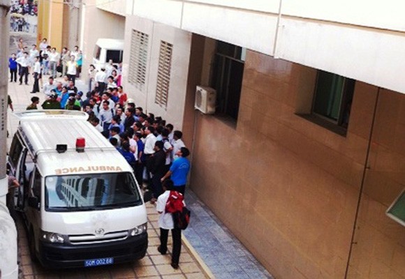 Cả trăm sinh viên hoảng sợ khi nam thanh niên nhảy lầu tự vẫn ảnh 2 Cả trăm sinh viên hoảng sợ khi nam thanh niên nhảy lầu tự vẫn ảnh 2