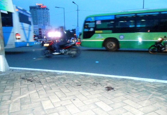 Ép xe, dùng dao đâm người, cướp 50 triệu đồng ngay trên phố ảnh 2 Ép xe, dùng dao đâm người, cướp 50 triệu đồng ngay trên phố ảnh 2