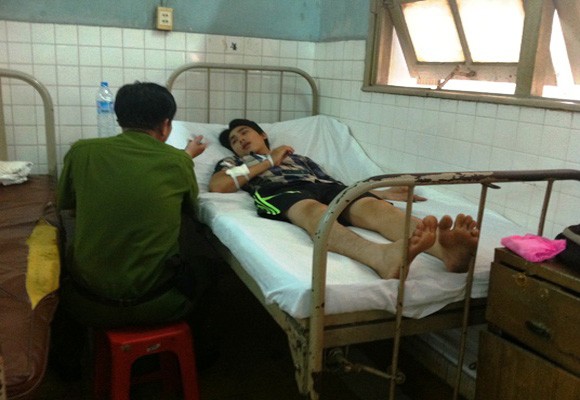 Ép xe, dùng dao đâm người, cướp 50 triệu đồng ngay trên phố ảnh 3 Ép xe, dùng dao đâm người, cướp 50 triệu đồng ngay trên phố ảnh 3