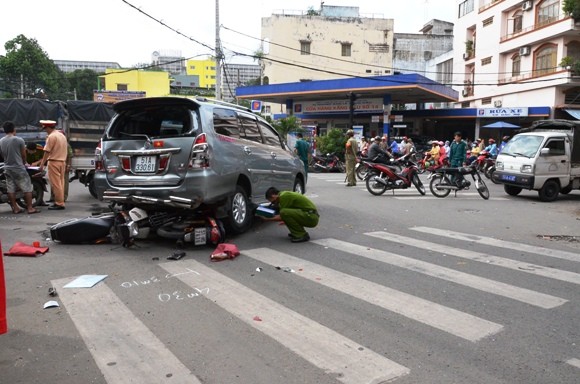 Nhân viên rửa xe lái ô tô của khách gây tai nạn kinh hãi ảnh 2 Nhân viên rửa xe lái ô tô của khách gây tai nạn kinh hãi ảnh 2