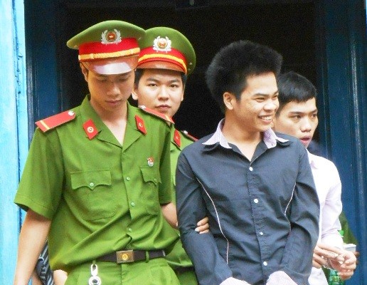 Kẻ sát nhân cười điên dại khi nhận án tử hình ảnh 1 Kẻ sát nhân cười điên dại khi nhận án tử hình ảnh 1