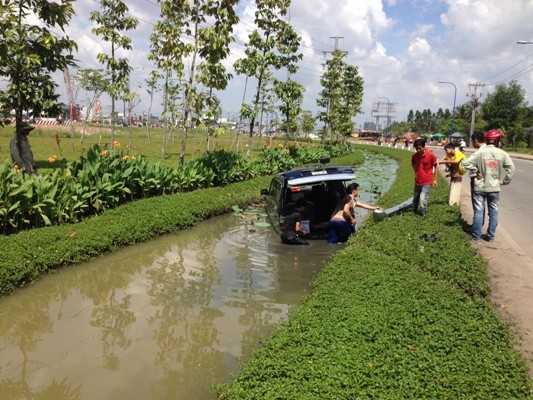 Tránh xe máy, ô tô 7 chỗ lao thẳng xuống ao sen ảnh 2 Tránh xe máy, ô tô 7 chỗ lao thẳng xuống ao sen ảnh 2