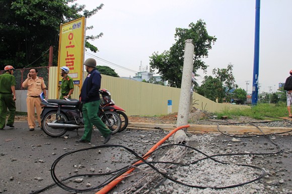 Xe tải kéo ngã cột điện, hai người đi đường nhập viện cấp cứu ảnh 4 Xe tải kéo ngã cột điện, hai người đi đường nhập viện cấp cứu ảnh 4