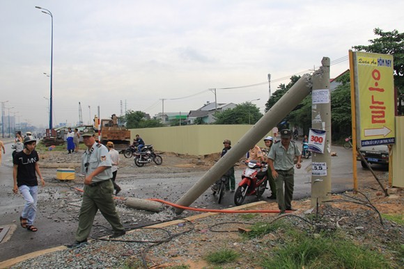 Xe tải kéo ngã cột điện, hai người đi đường nhập viện cấp cứu ảnh 2 Xe tải kéo ngã cột điện, hai người đi đường nhập viện cấp cứu ảnh 2