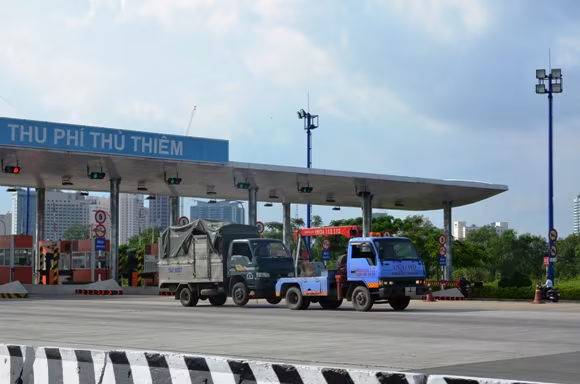 Xe tải lật chỏng vó trong hầm Thủ Thiêm ảnh 4