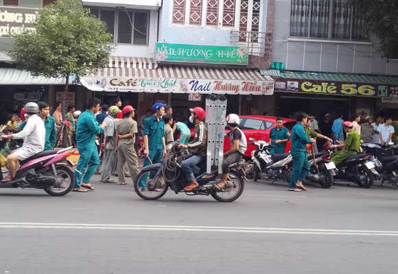 Mất lái, xe ô tô tông hàng loạt nhà dân ảnh 4 Mất lái, xe ô tô tông hàng loạt nhà dân ảnh 4